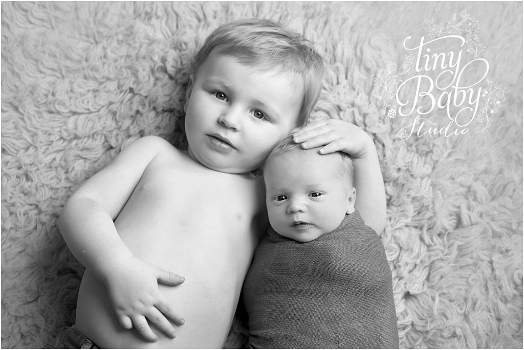 tiny-baby-studio-newcastle-newborn-photographer-awake-newborn-black-and-white