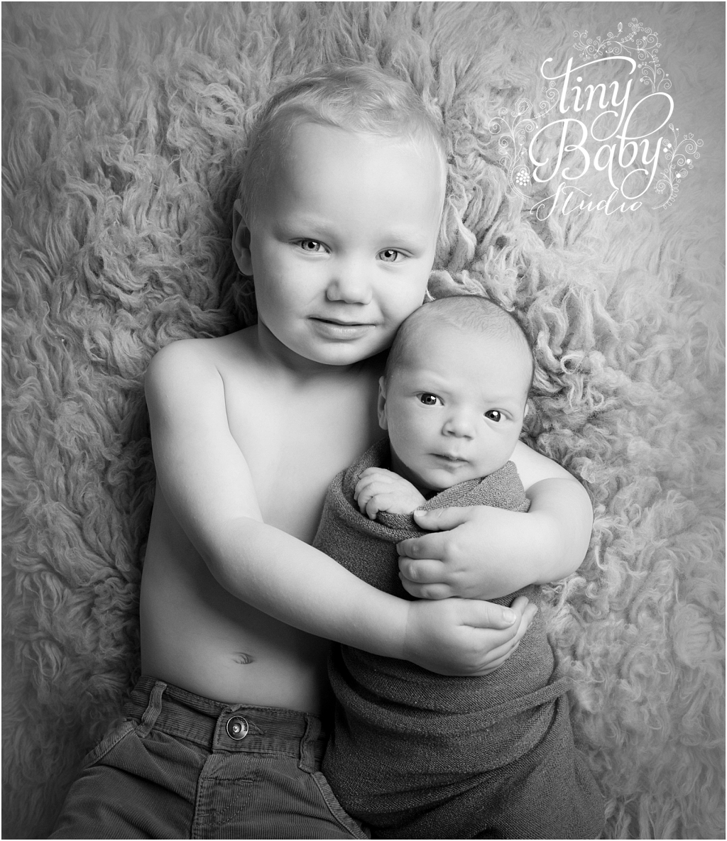 tiny-baby-studio-newcastle-newborn-photographer-awake-newborn-with-brother