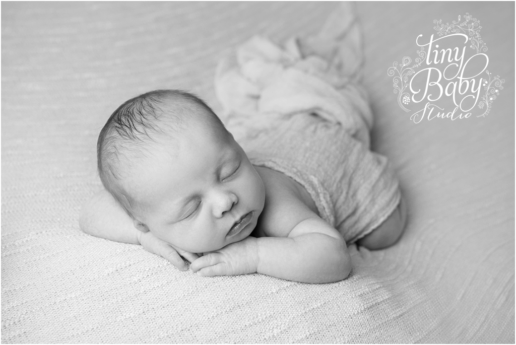 tiny-baby-studio-newcastle-newborn-photographer-black-and-while-newborn