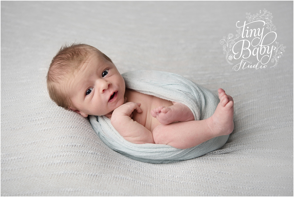 tiny-baby-studio-newcastle-newborn-photographer-newborn-boy-awake